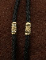 Гайтан из лимонного золота c кожаным шнурком и ониксом