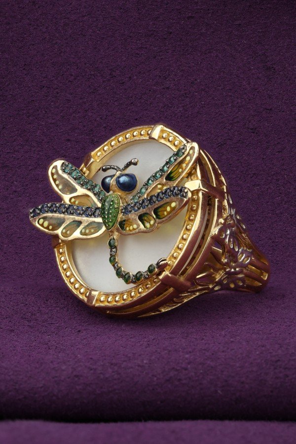 Кольцо из лимонного золота c сапфиром, изумрудом, эмалью и перламутром