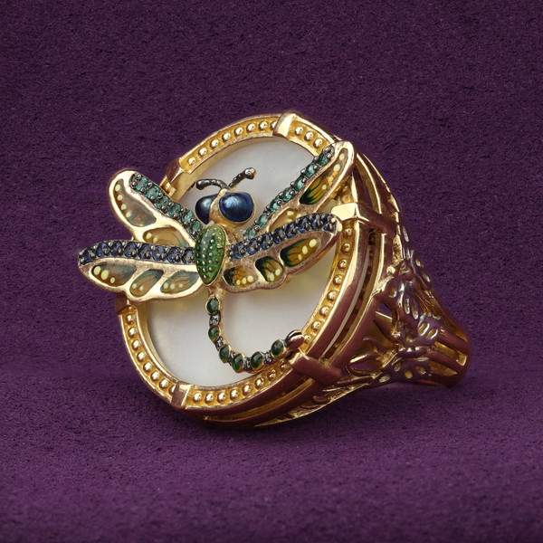 Кольцо из лимонного золота 585 пробы c сапфиром, изумрудом, эмалью и перламутром