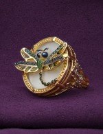 Кольцо из лимонного золота c сапфиром, изумрудом, эмалью и перламутром