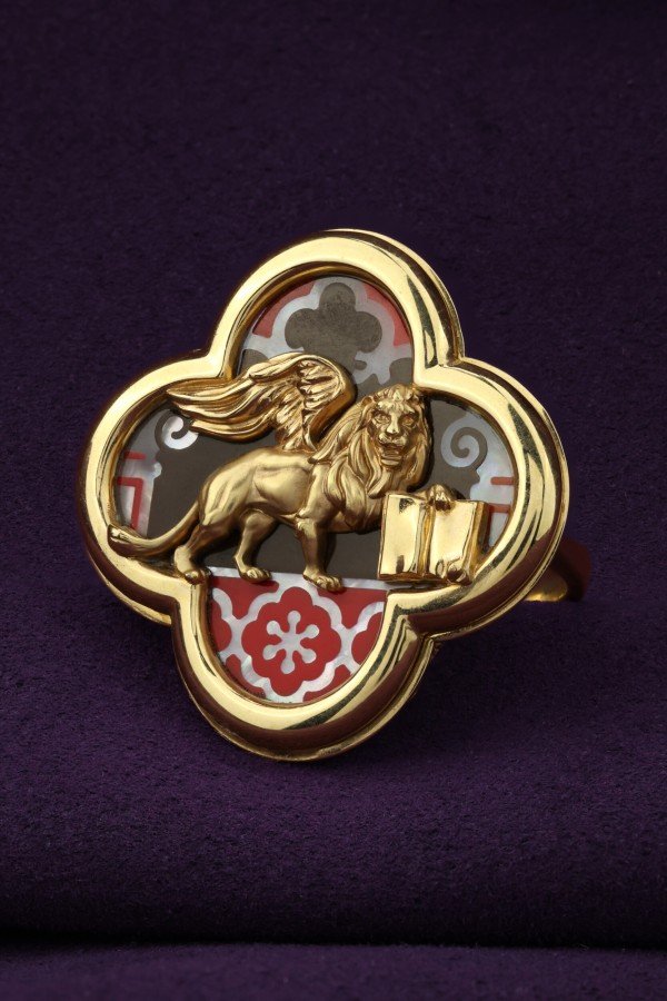 Кольцо из лимонного золота c эмалью и перламутром