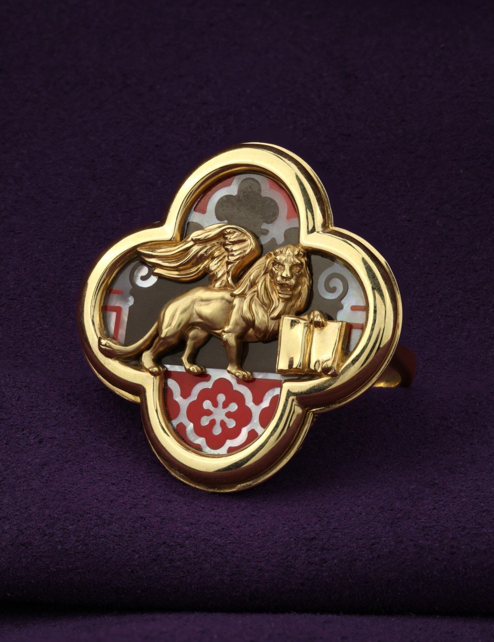 Кольцо из лимонного золота c эмалью и перламутром