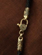 Гайтан из лимонного золота c кожаным шнурком и ониксом