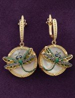 Серьги из лимонного золота c сапфиром, изумрудом, эмалью и перламутром
