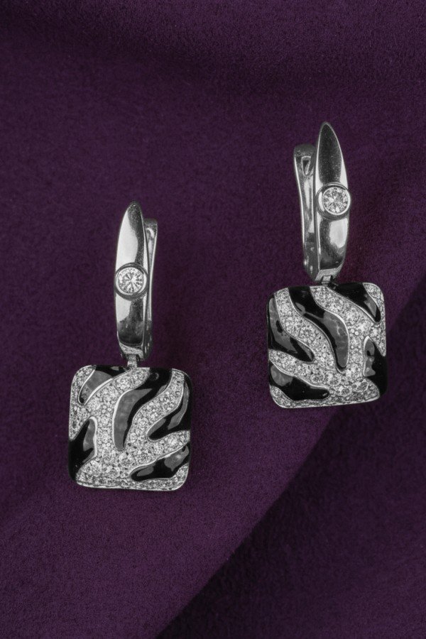 Серьги из белого золота c эмалью и бриллиантами