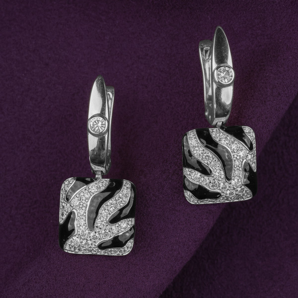 Серьги из белого золота 585 пробы c эмалью и бриллиантами