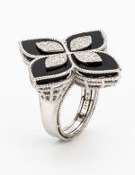 Кольцо из белого золота c бриллиантами и ониксом