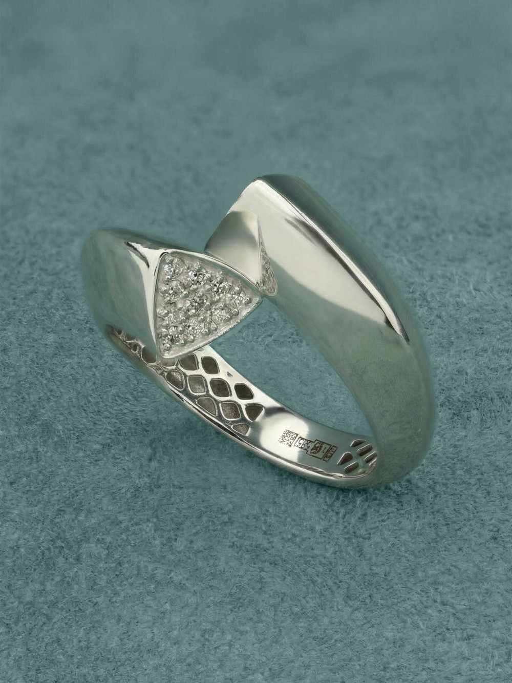 Кольцо из белого золота 585 пробы c бриллиантами