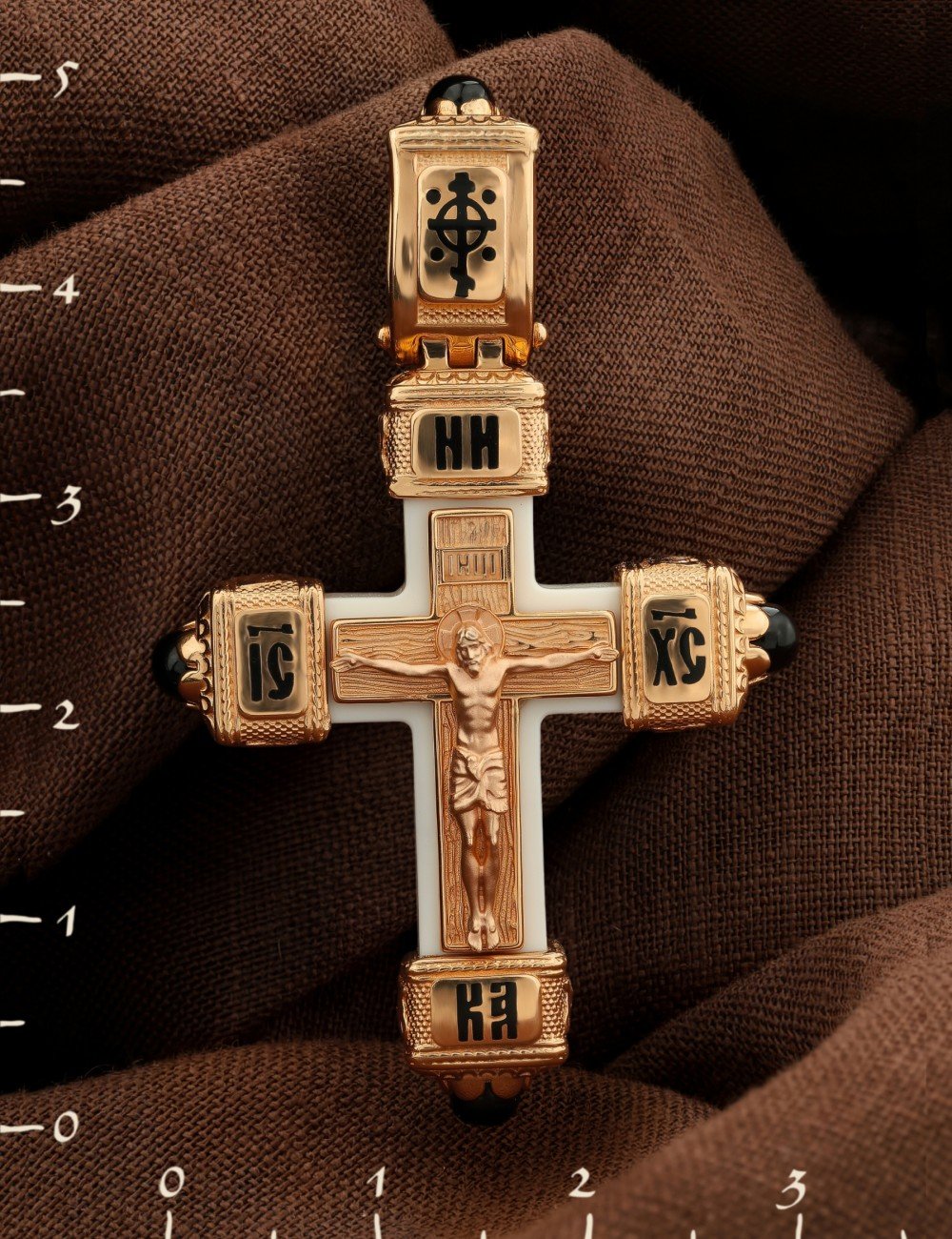 Крест из золота c эмалью, ониксом и бивнем мамонта