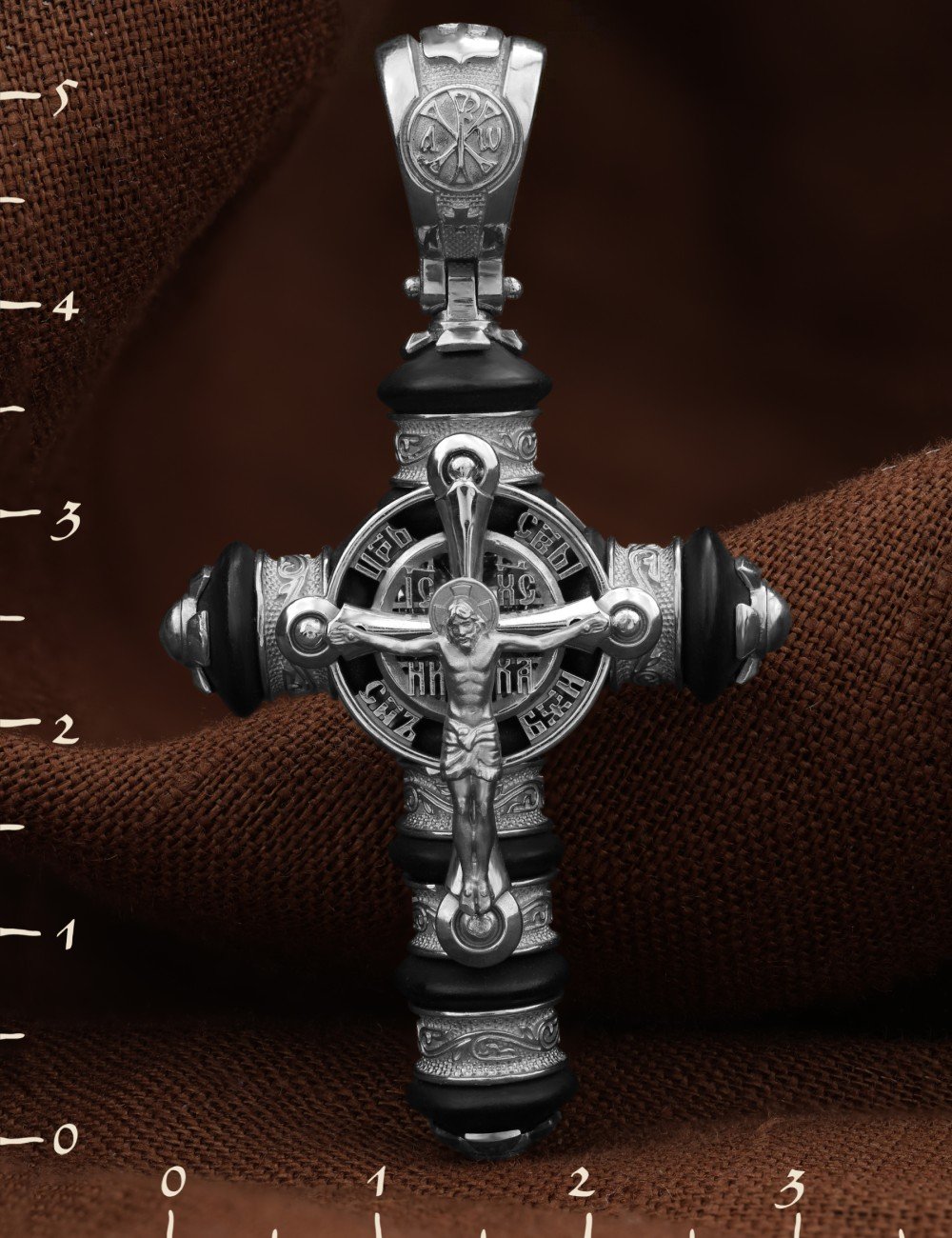 Крест из белого золота c ониксом