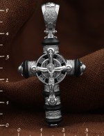 Крест из белого золота c ониксом