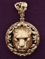 Подвеска из золота c эмалью и ониксом