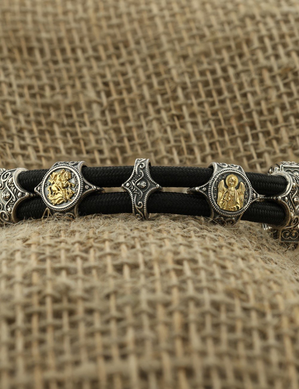 Браслет из серебра и золота c ониксом и шёлковым шнурком