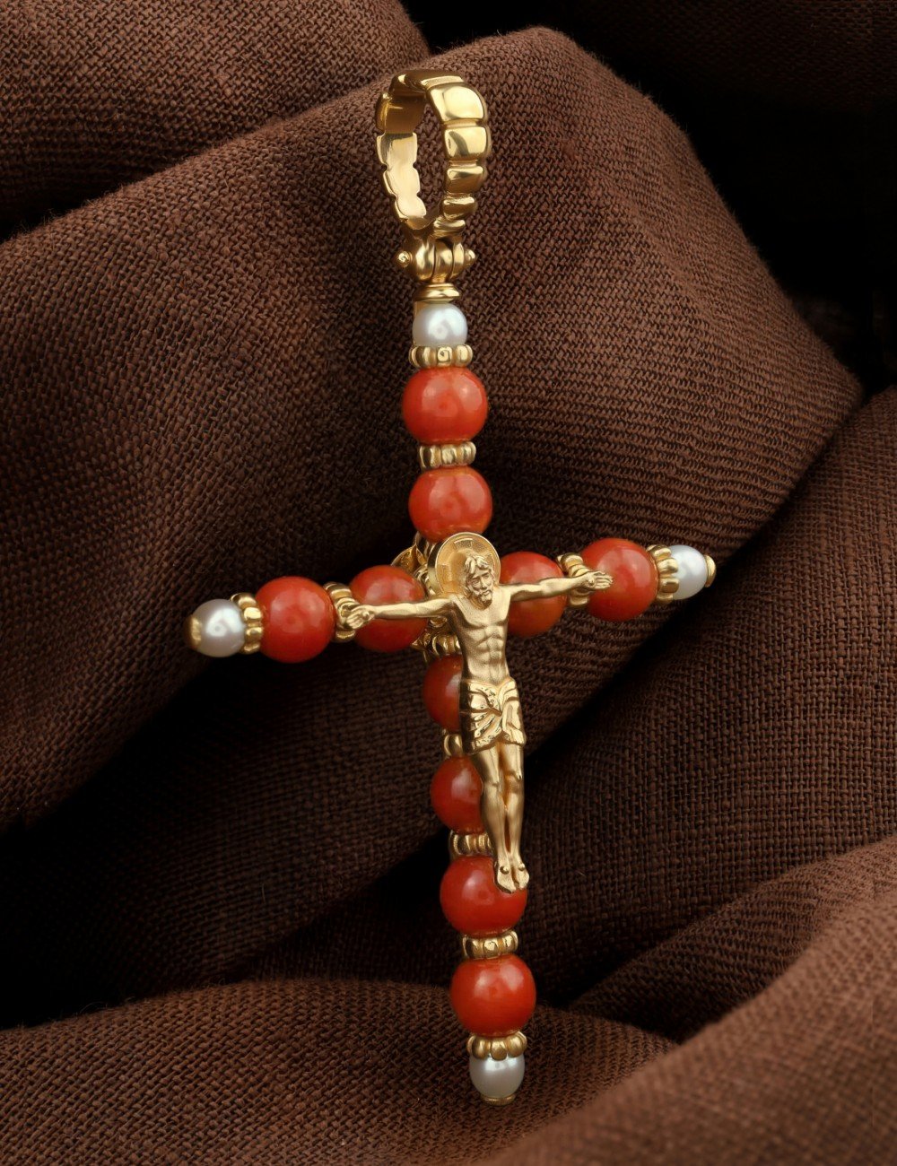 Крест из лимонного золота c жемчугом и кораллом