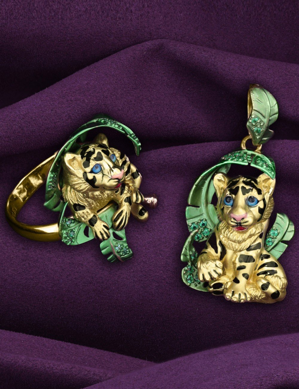 Подвеска из лимонного золота c эмалью и изумрудом