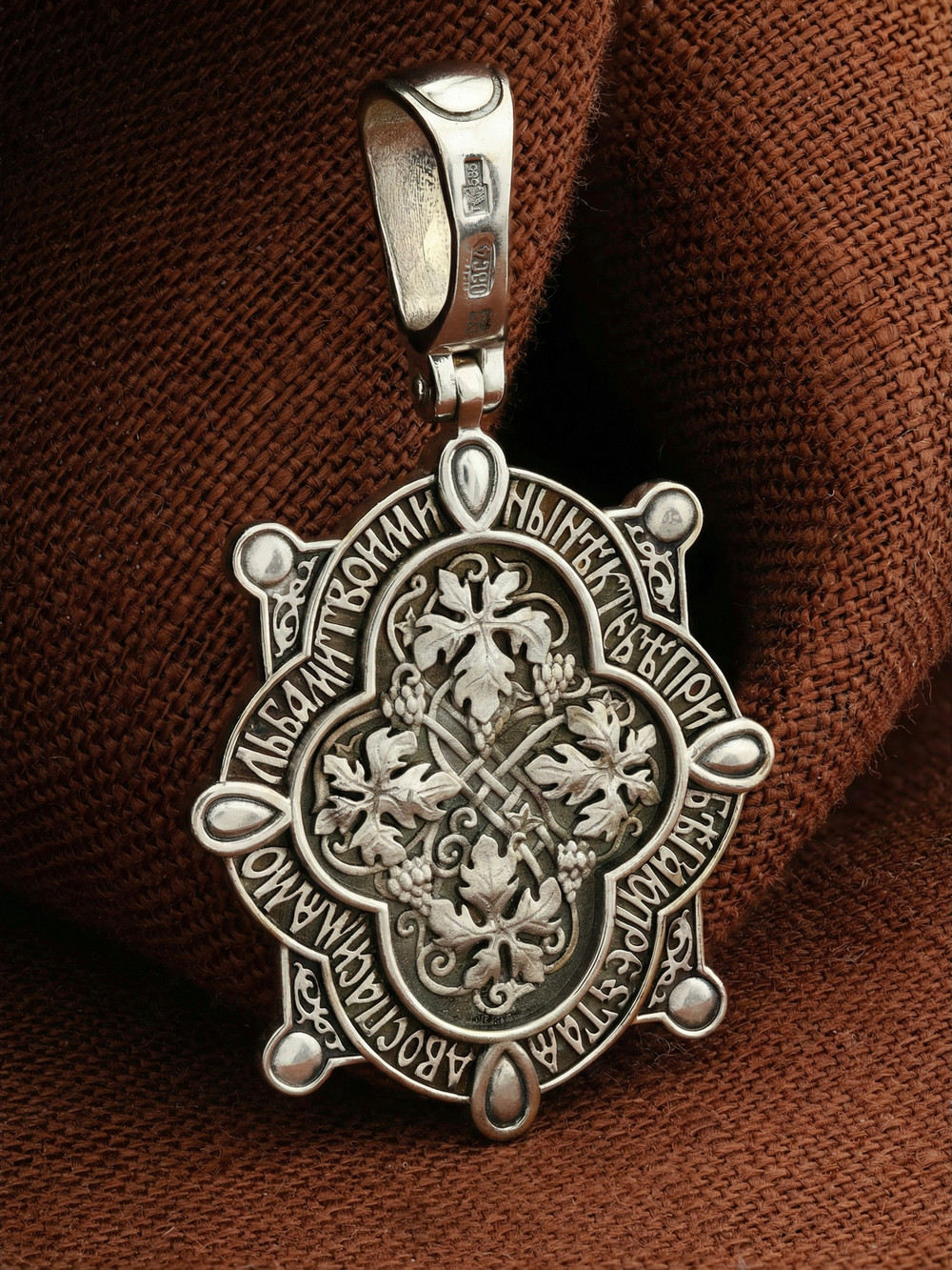 Нательная икона из белого золота 585 пробы c бриллиантами