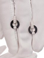 Серьги из белого золота c бриллиантами и ониксом