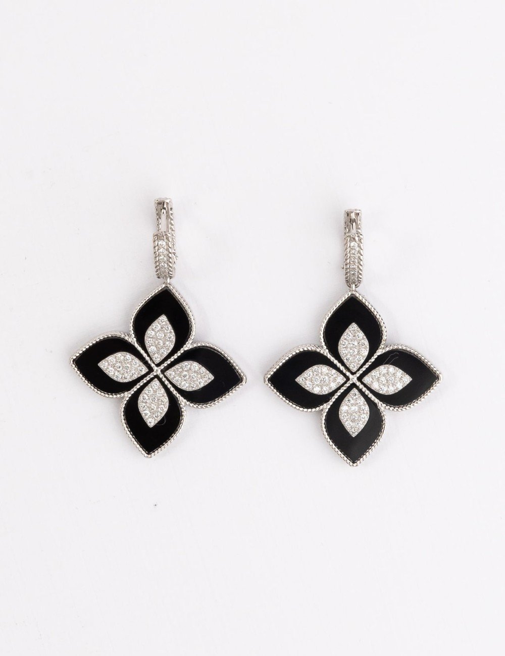 Серьги из белого золота c бриллиантами и ониксом