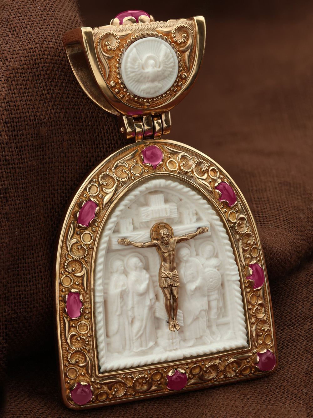 Нательная икона из красного золота 585 пробы c эмалью, рубином и бивнем мамонта