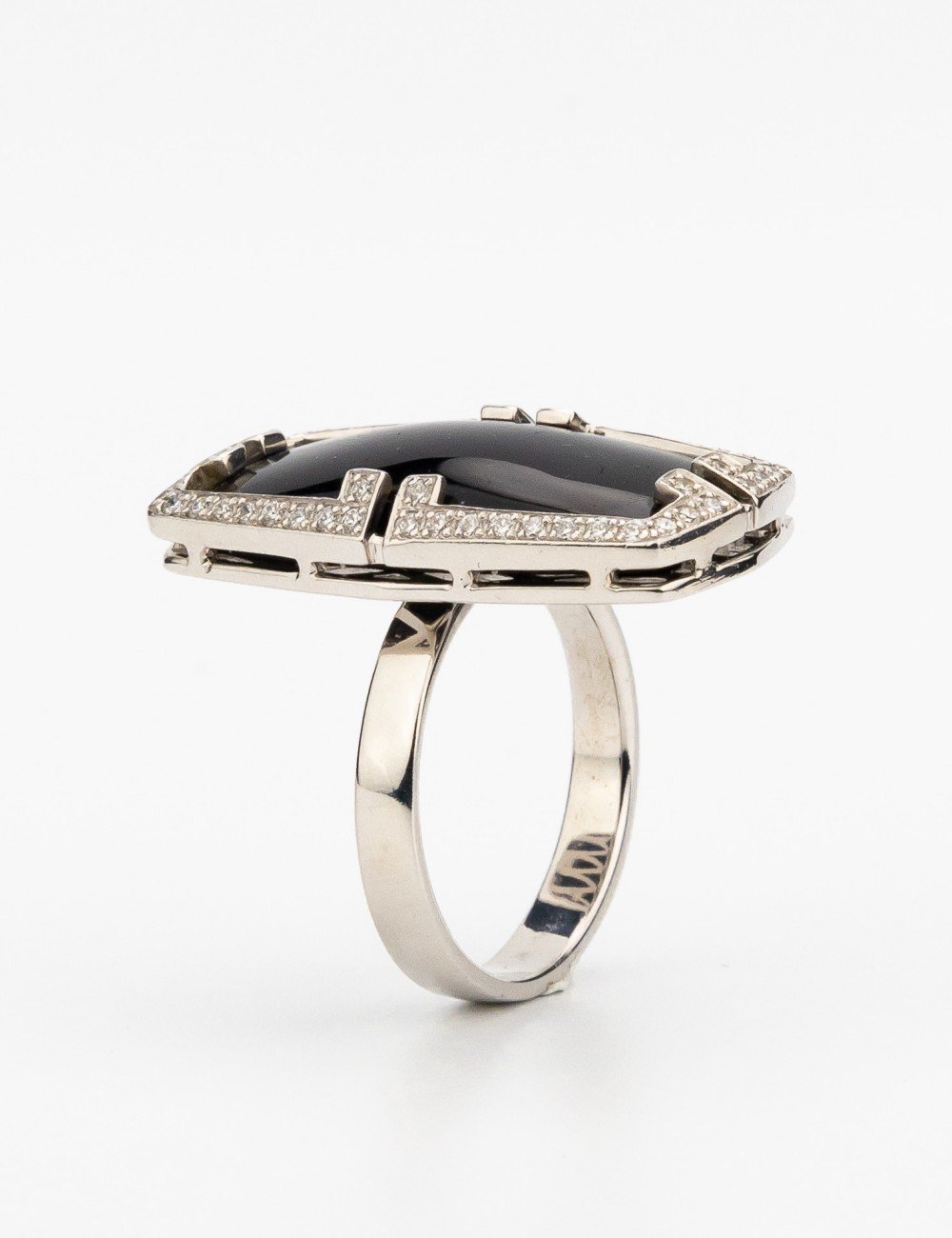 Кольцо из белого золота c бриллиантами, рубином и ониксом