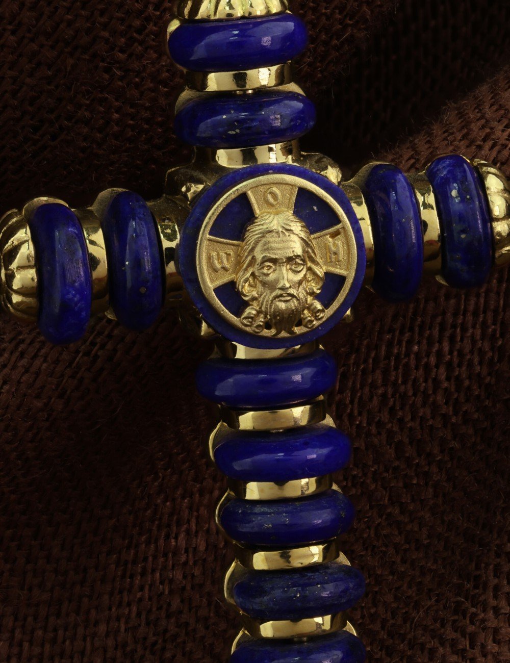 Крест из лимонного золота c лазуритом