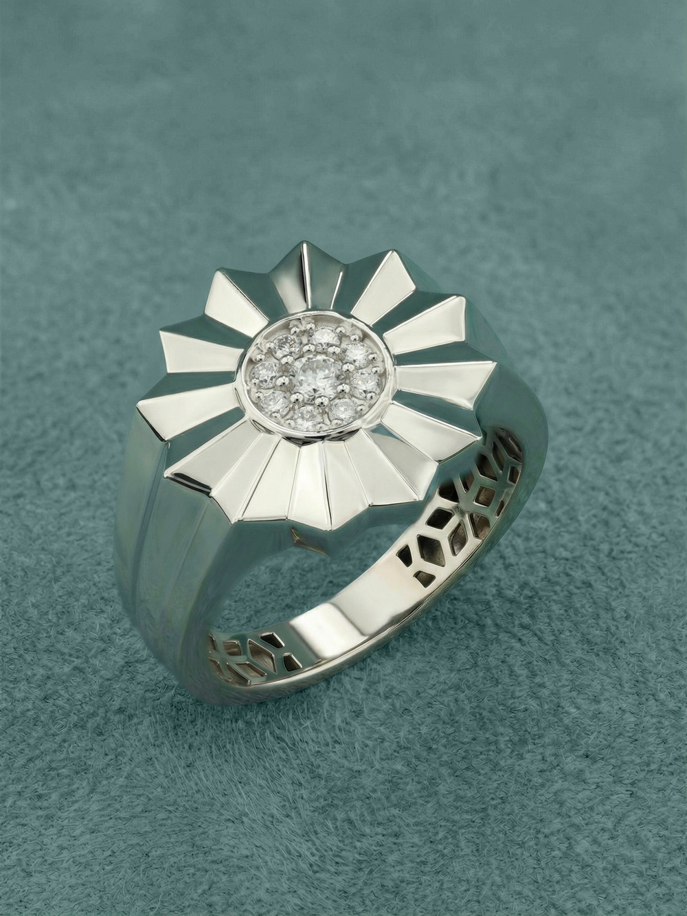 Кольцо из белого золота 585 пробы c бриллиантами