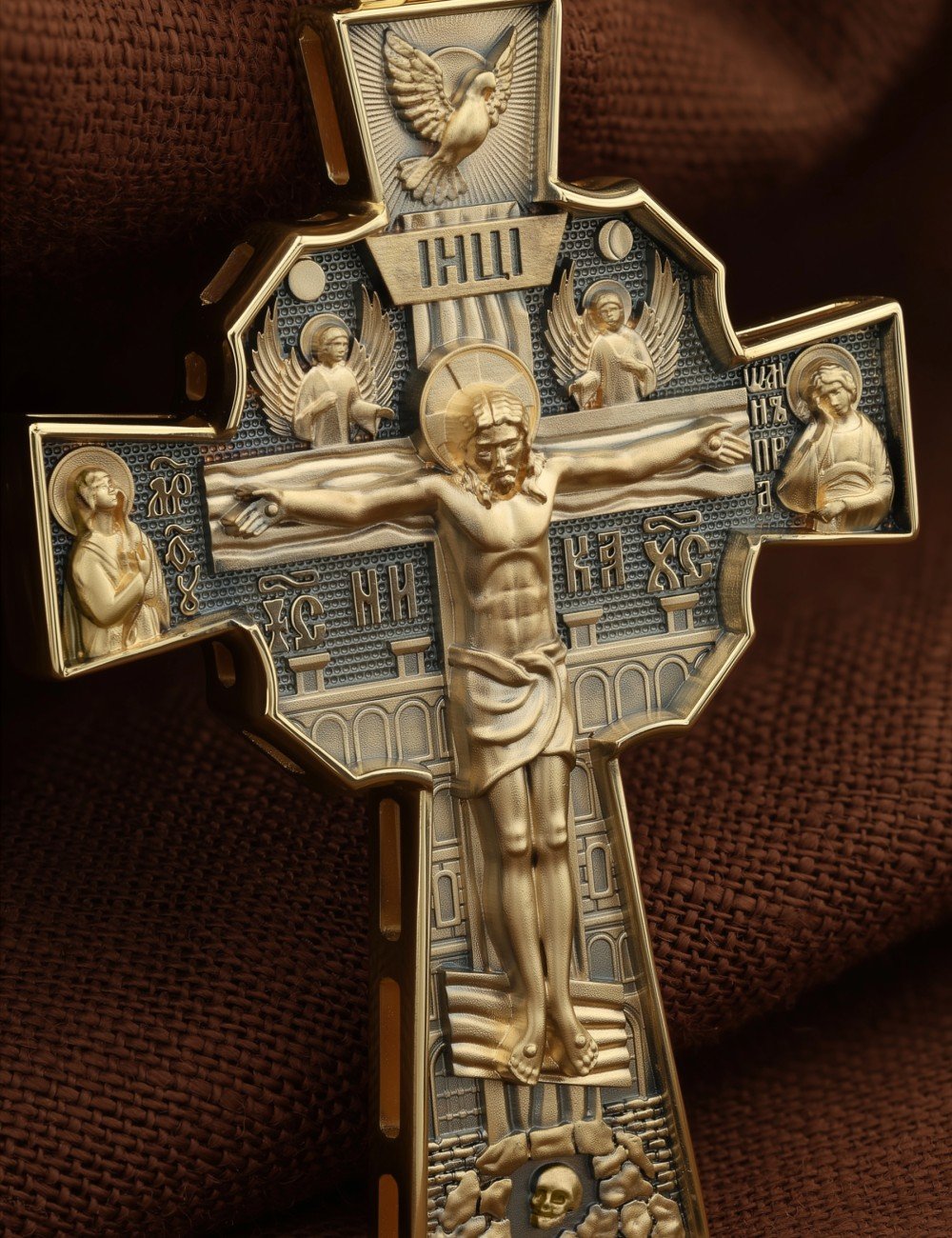 Крест из лимонного золота