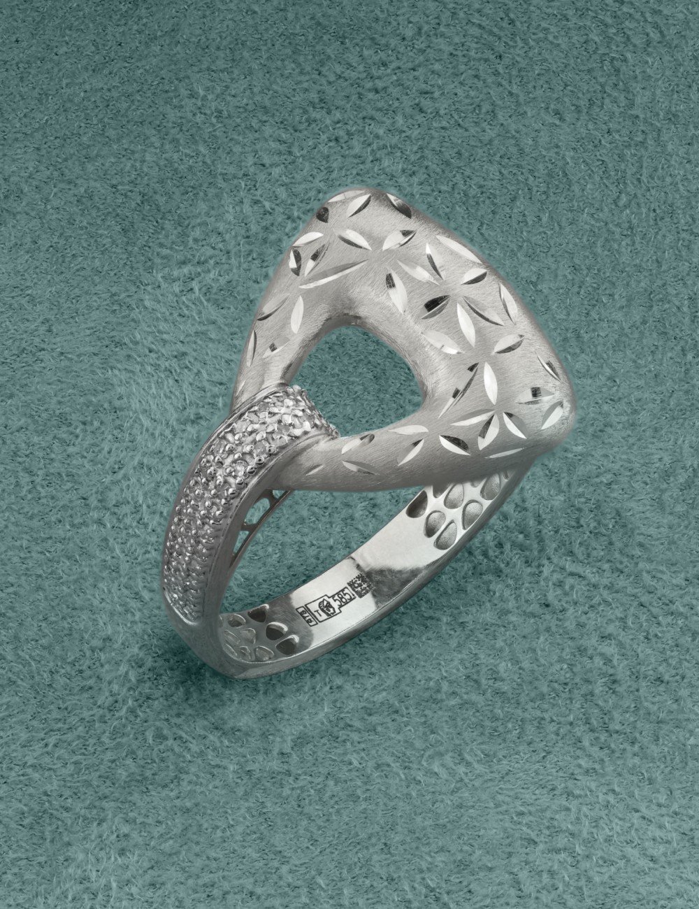 Кольцо из белого золота c бриллиантами