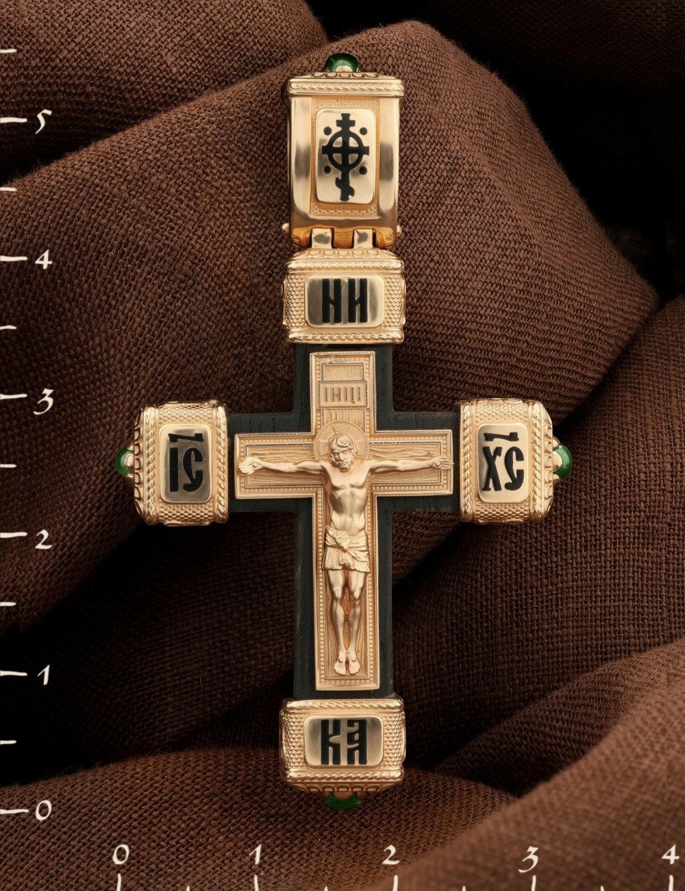 Крест из золота c эмалью, хризопразом и эбеновым деревом