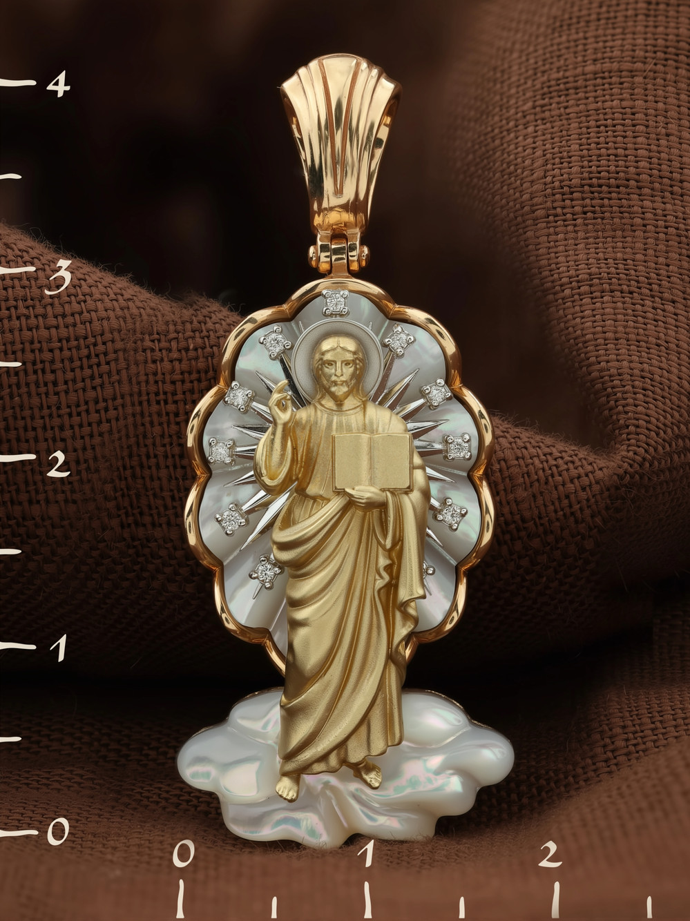 Нательная икона из красного золота 585 пробы c бриллиантами и перламутром