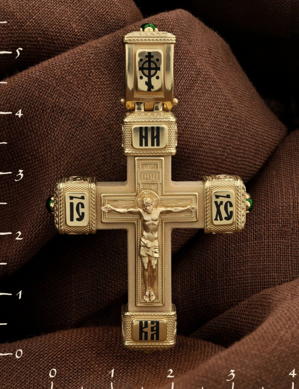 Крест из лимонного золота c эмалью, хризопразом и деревом груши