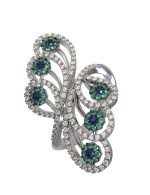 Кольцо из белого золота c бриллиантами, сапфиром и изумрудом