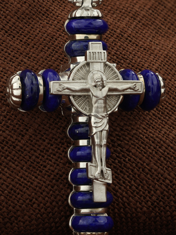 Крест из белого золота 585 пробы c лазуритом