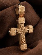 Крест из золота c эмалью, ониксом и деревом груши