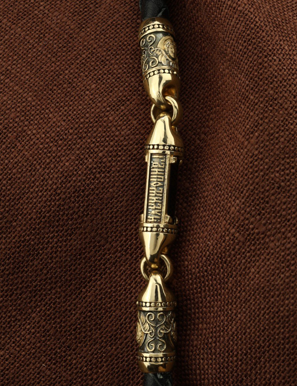 Гайтан из лимонного золота c кожаным шнурком и ониксом