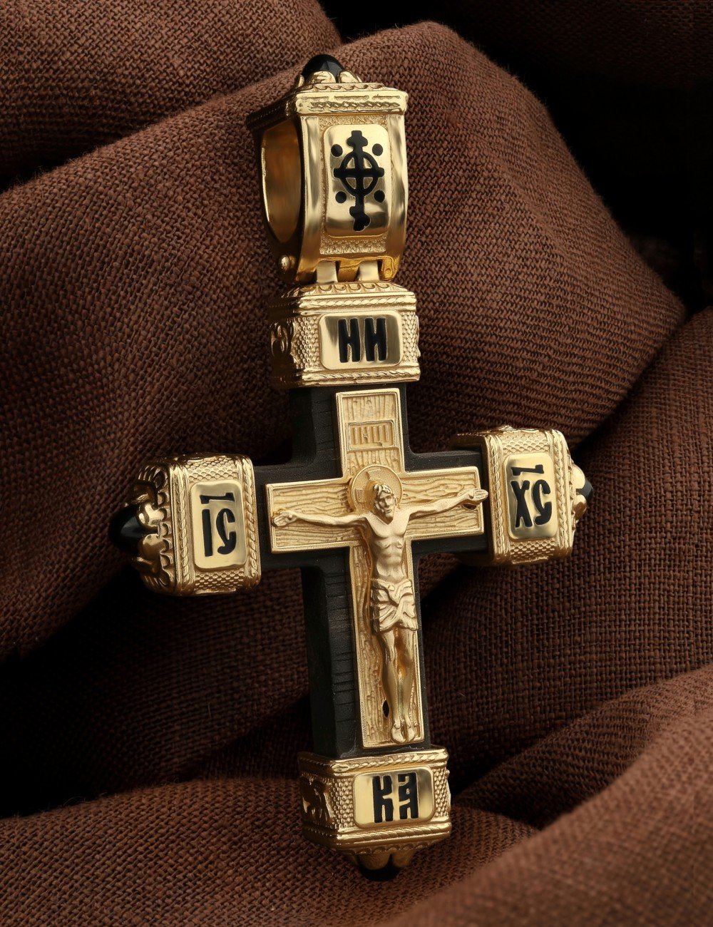 Крест из лимонного золота c эмалью, ониксом и эбеновым деревом