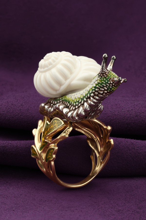 Кольцо из лимонного золота c эмалью и бивнем мамонта