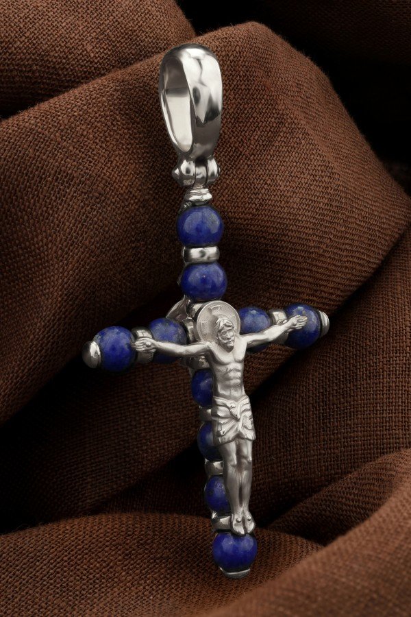 Крест из белого золота c лазуритом