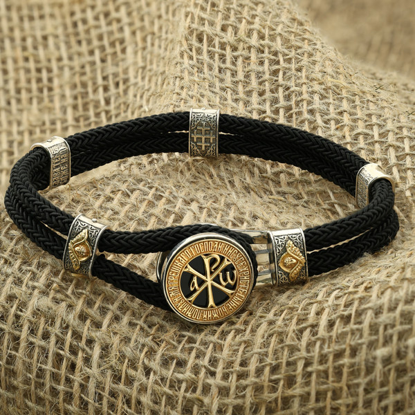 Браслет из серебра 925 пробы и золота 750 пробы c ониксом и шёлковым шнурком