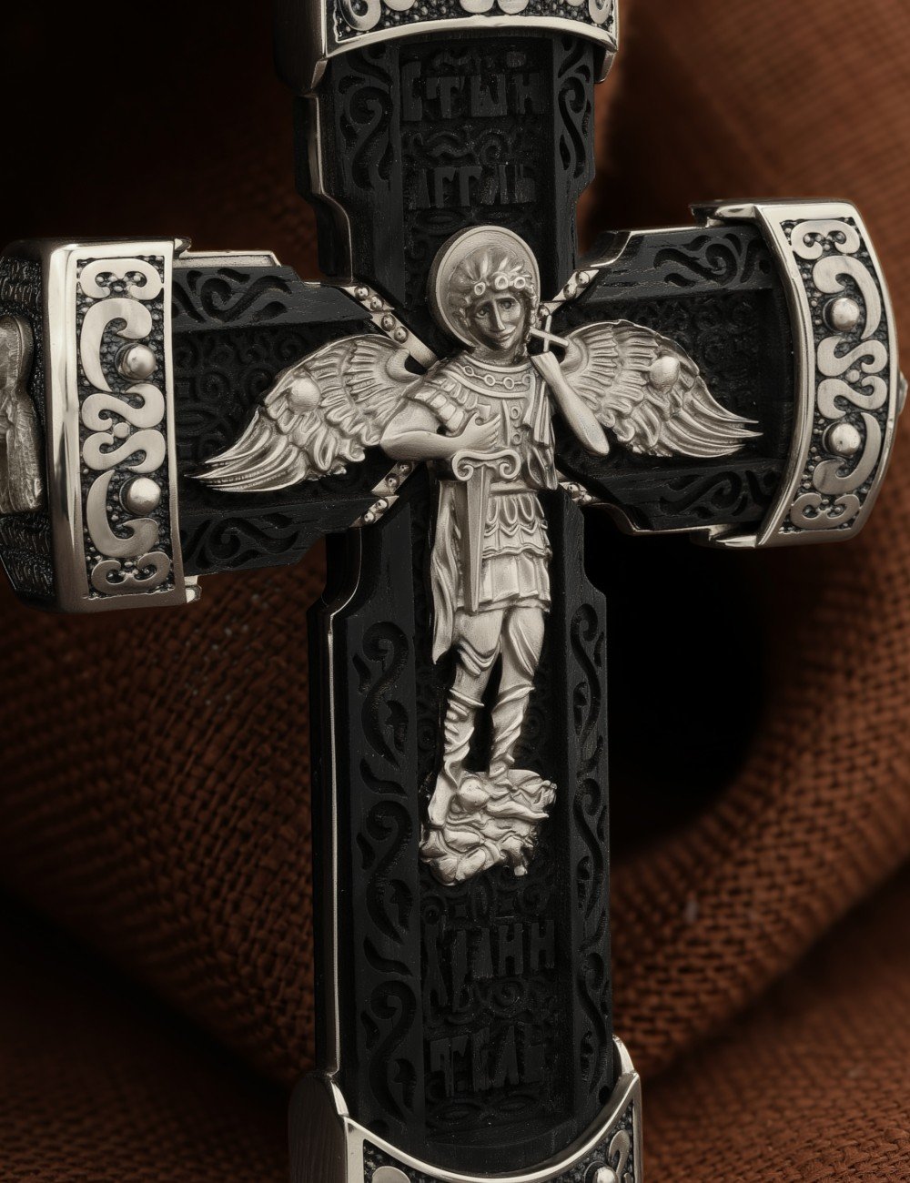 Крест из белого золота c эбеновым деревом