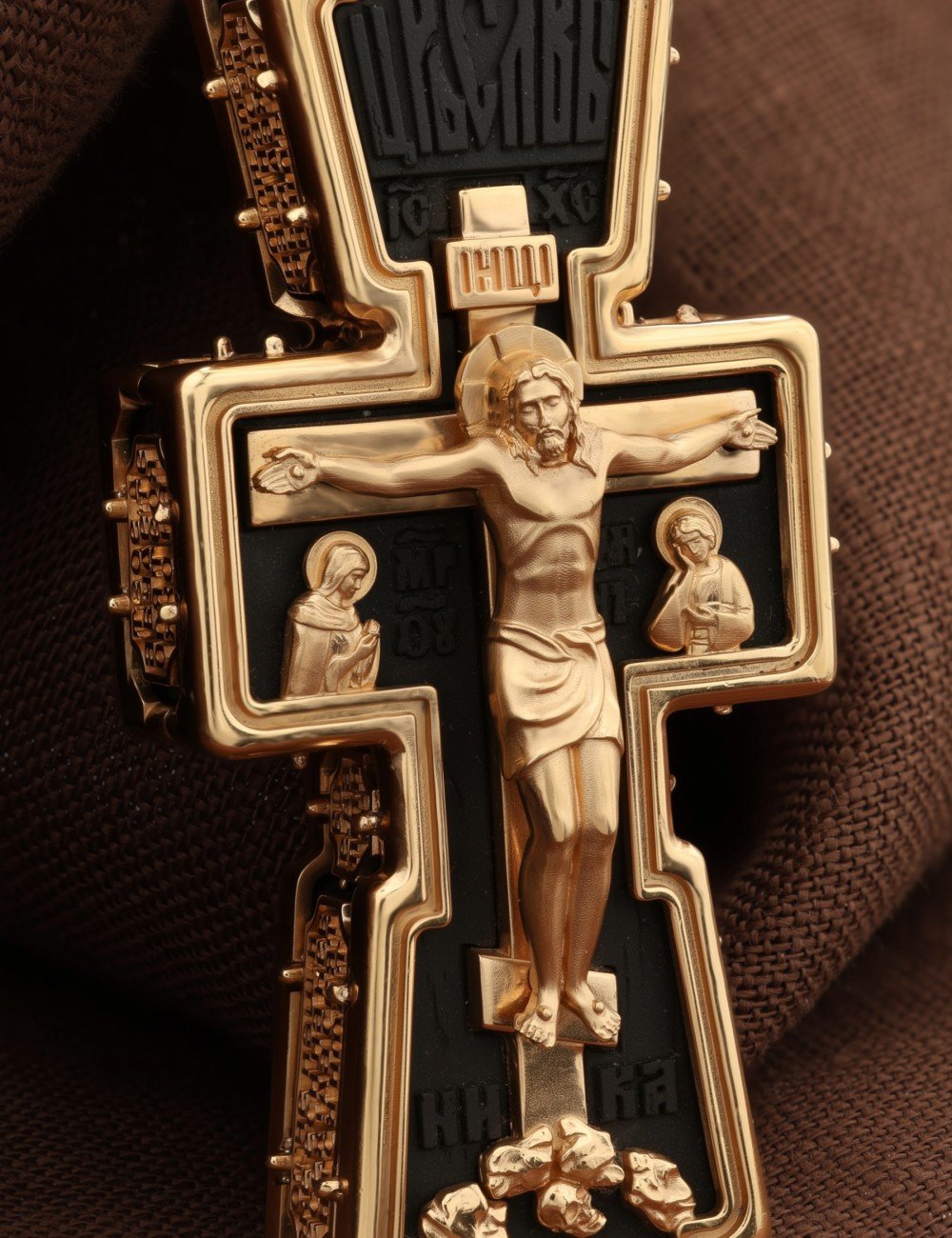 Крест из золота c эбеновым деревом