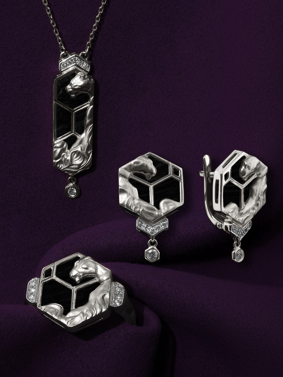 Кольцо из белого золота 585 пробы c бриллиантами и ониксом