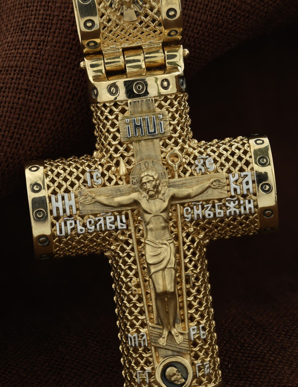 Крест из лимонного золота