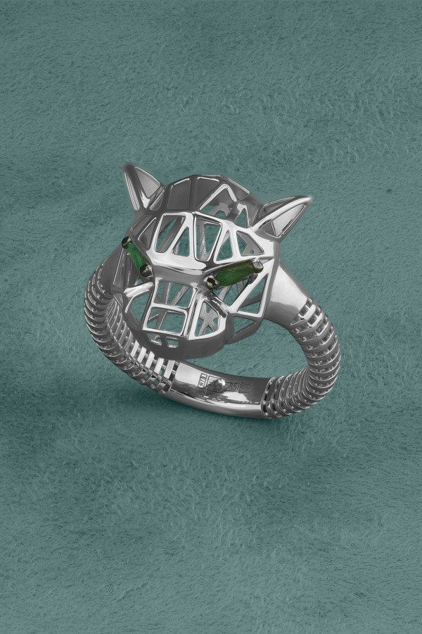 Кольцо из белого золота c изумрудом