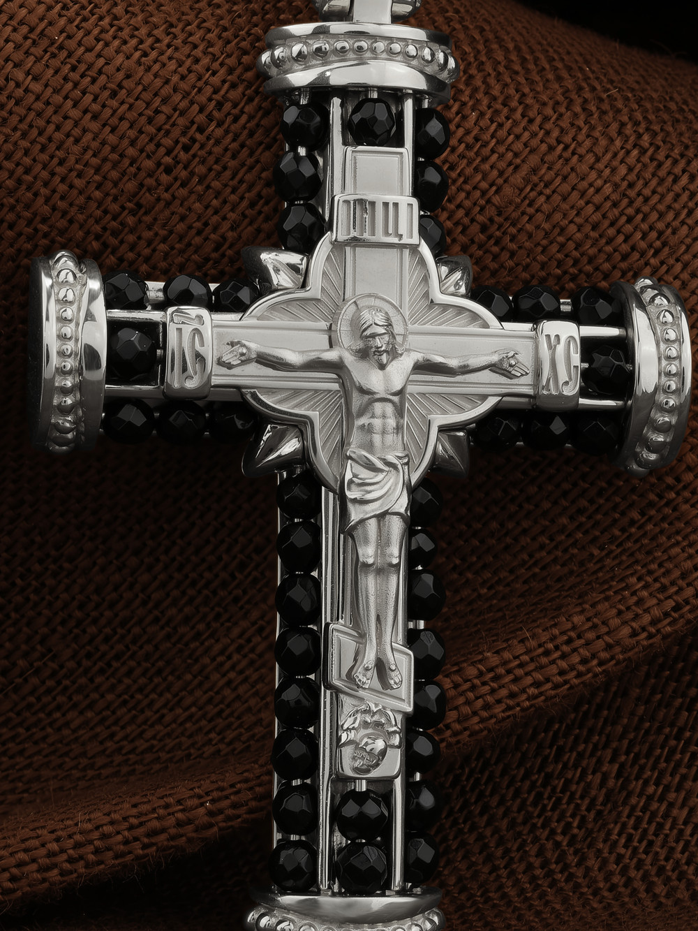 Крест из белого золота 585 пробы c ониксом