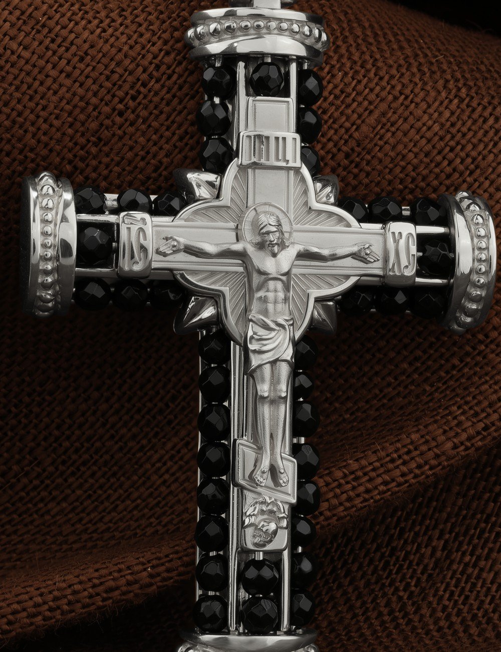 Крест из белого золота c ониксом