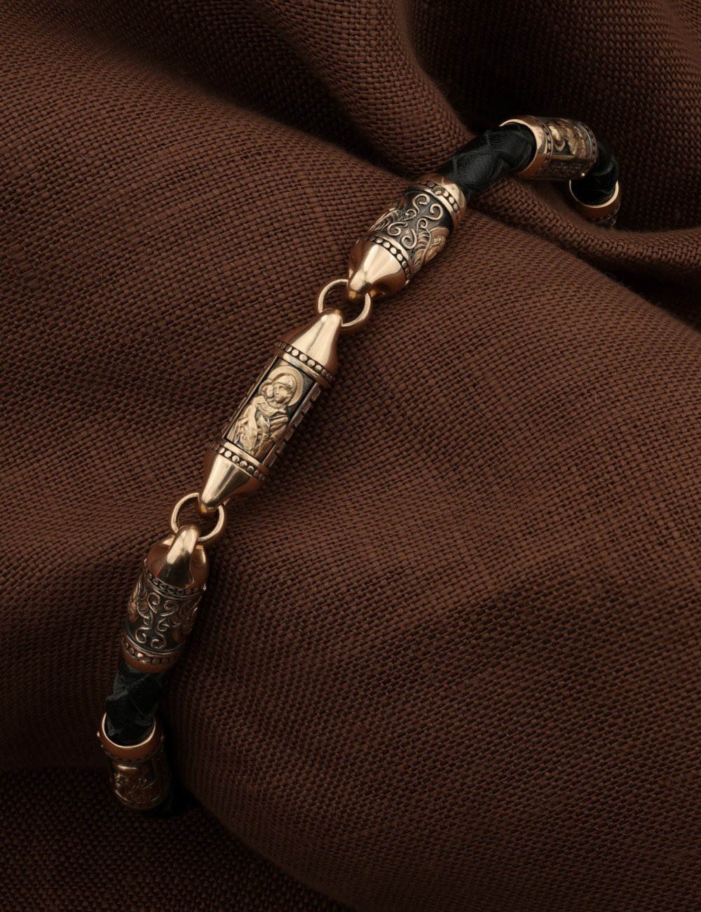 Браслет из золота c кожаным шнурком