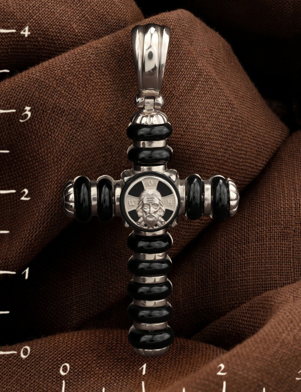 Крест из белого золота c ониксом