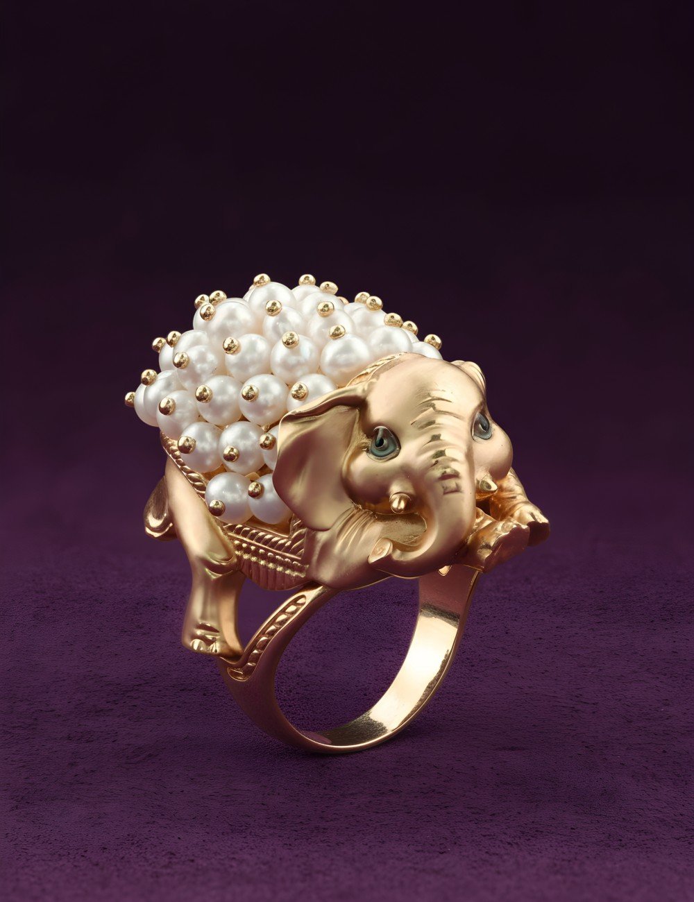 Кольцо из золота c эмалью и жемчугом