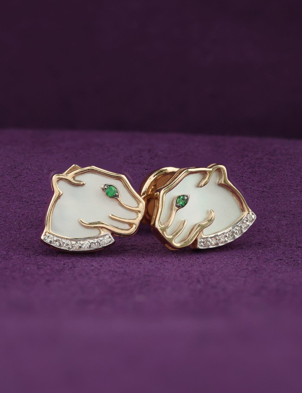 Серьги из золота c бриллиантами, изумрудом и перламутром